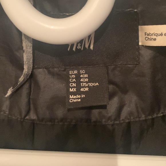 Incredibly stylish Black puffer coat w/zipper pockets/buttons H and M SZ 40 R 🔥 - Picture 4 of 13